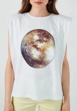 LELA Camiseta Estampada - White , Mujer -LELA Ventas 2024 005694738f244883aeca550d4a683d2a