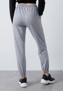 LELA Pantalones Deportivos - Grey , Mujer 3 LELA Pantalones Deportivos - Grey , Mujer -LELA Ventas 2024 029e6f45d71b46ef95956d71a265a861