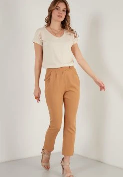 LELA Camiseta Básica - Stone Colored , Mujer -LELA Ventas 2024 040566c7efbc4d569620e85e31da358c