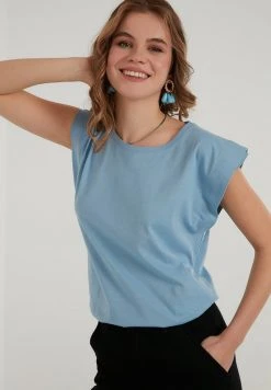 LELA Camiseta Básica - Baby Blue, Mujer 2 LELA Camiseta Básica - Baby Blue, Mujer -LELA Ventas 2024 05246b508ece49ff82536e45fe75212b