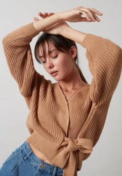 LELA V NECK - Jersey De Punto - Camel , Mujer