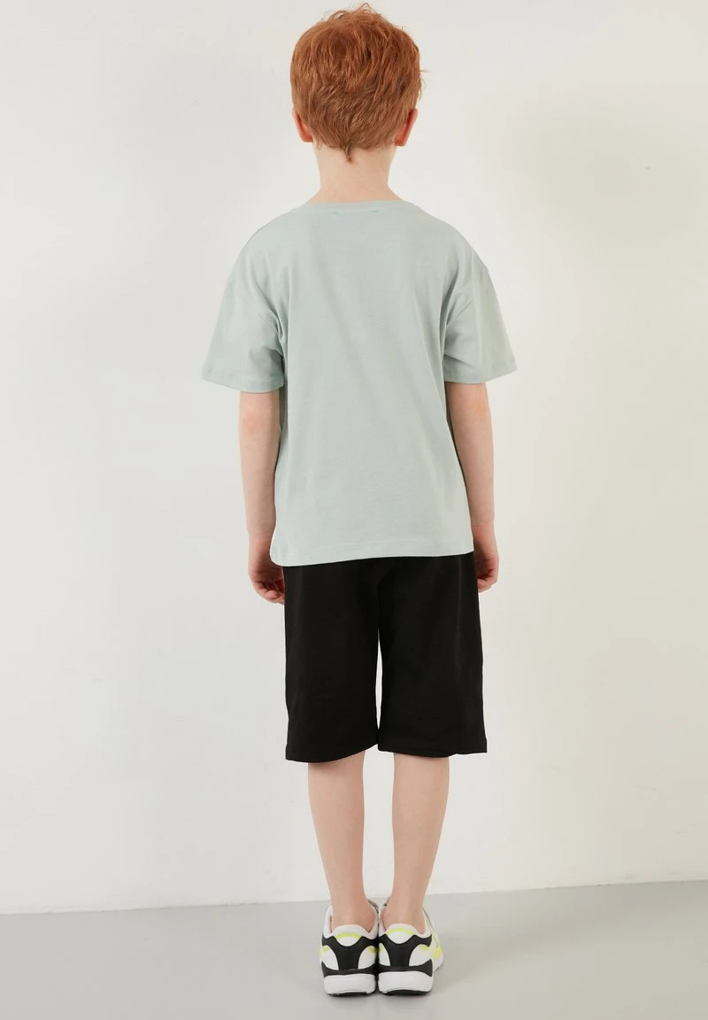 REGULAR FIT T-SHIRT AND SHORTS - Shorts - green LELA REGULAR FIT T-SHIRT AND SHORTS - Shorts - Green, Niños -LELA Ventas 2024 061125491fe34dca81df8024e8732645