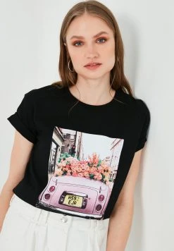 LELA Camiseta Estampada - Black , Mujer -LELA Ventas 2024 0644331c83af4c78b961b6a309e608b4