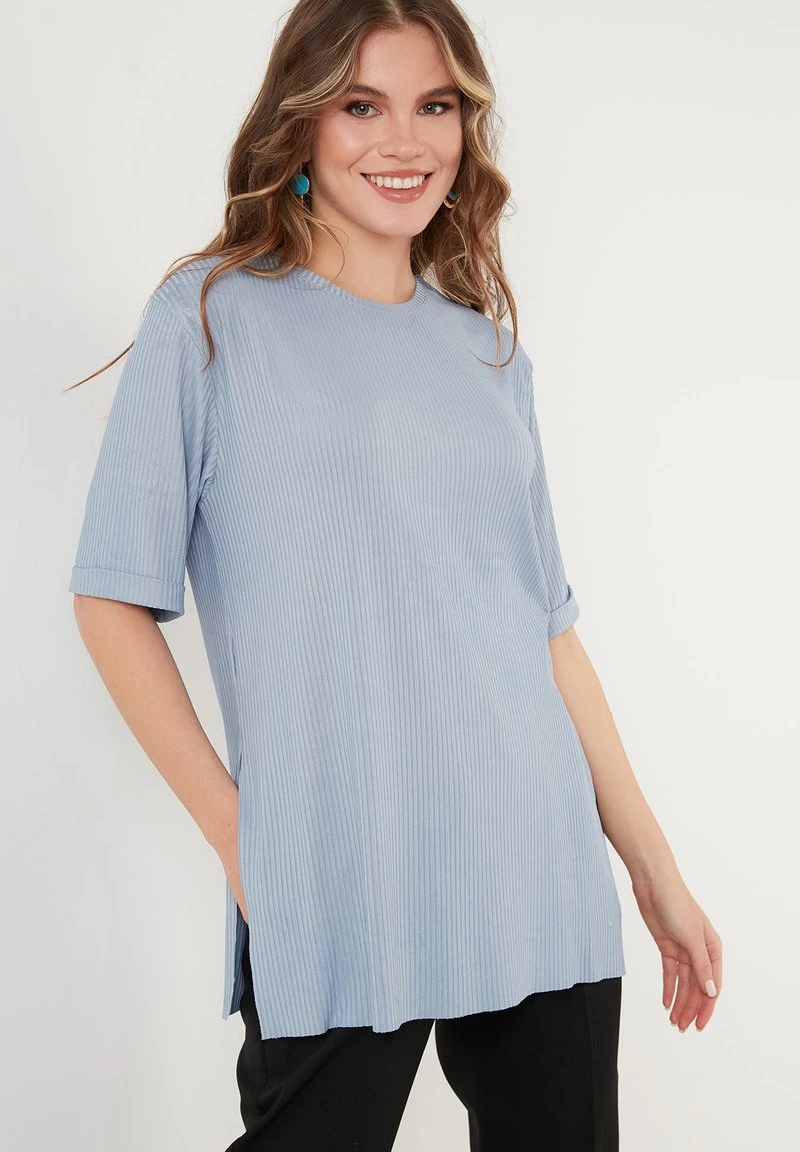 LELA OVERSIZE CREW NECK SLIT DETAILED - Blusa - Baby Blue, Mujer 1 LELA OVERSIZE CREW NECK SLIT DETAILED - Blusa - Baby Blue, Mujer