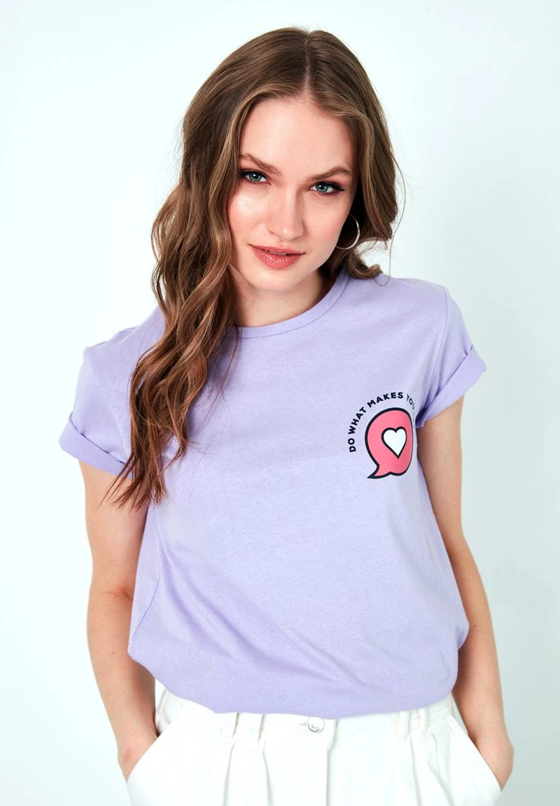 LELA Camiseta Estampada - Lilac , Mujer 3 LELA Camiseta Estampada - Lilac , Mujer - Imagen 3