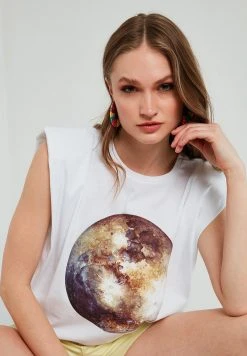 LELA Camiseta Estampada - White , Mujer -LELA Ventas 2024 0ae3cb0559bc4112ae0296063de6e984