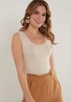 LELA SQUARE NECK LACE DETAILED ATHLETE - Top - Stone Colored, Mujer 6 LELA SQUARE NECK LACE DETAILED ATHLETE - Top - Stone Colored, Mujer -LELA Ventas 2024 0f17f056d9194bf8bcf8058d43f1d55f