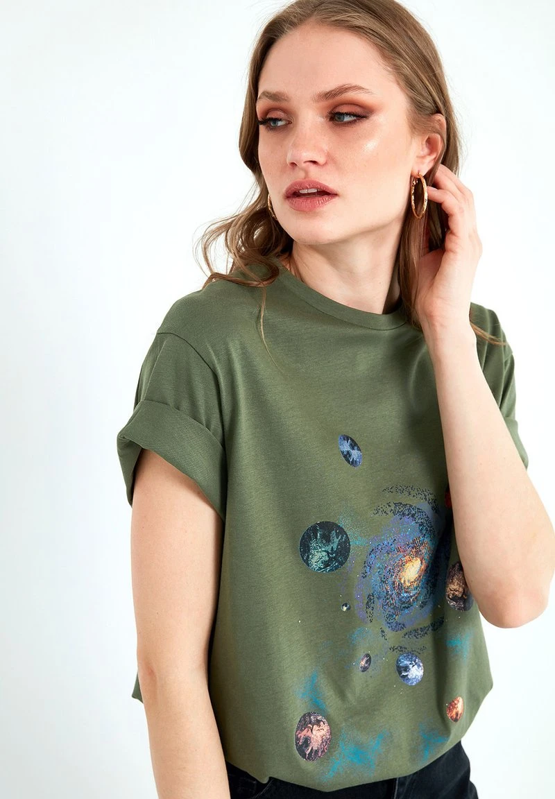 Camiseta estampada - khaki LELA Camiseta Estampada - Khaki , Mujer -LELA Ventas 2024 0f44103d89494927bfd0ee0cb7c3b1f3