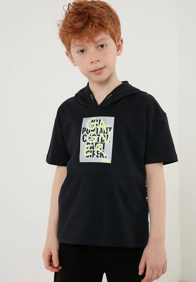 LELA REGULAR FIT T-SHIRT AND SHORTS - Shorts - Black , Niños 2 LELA REGULAR FIT T-SHIRT AND SHORTS - Shorts - Black , Niños - Imagen 2