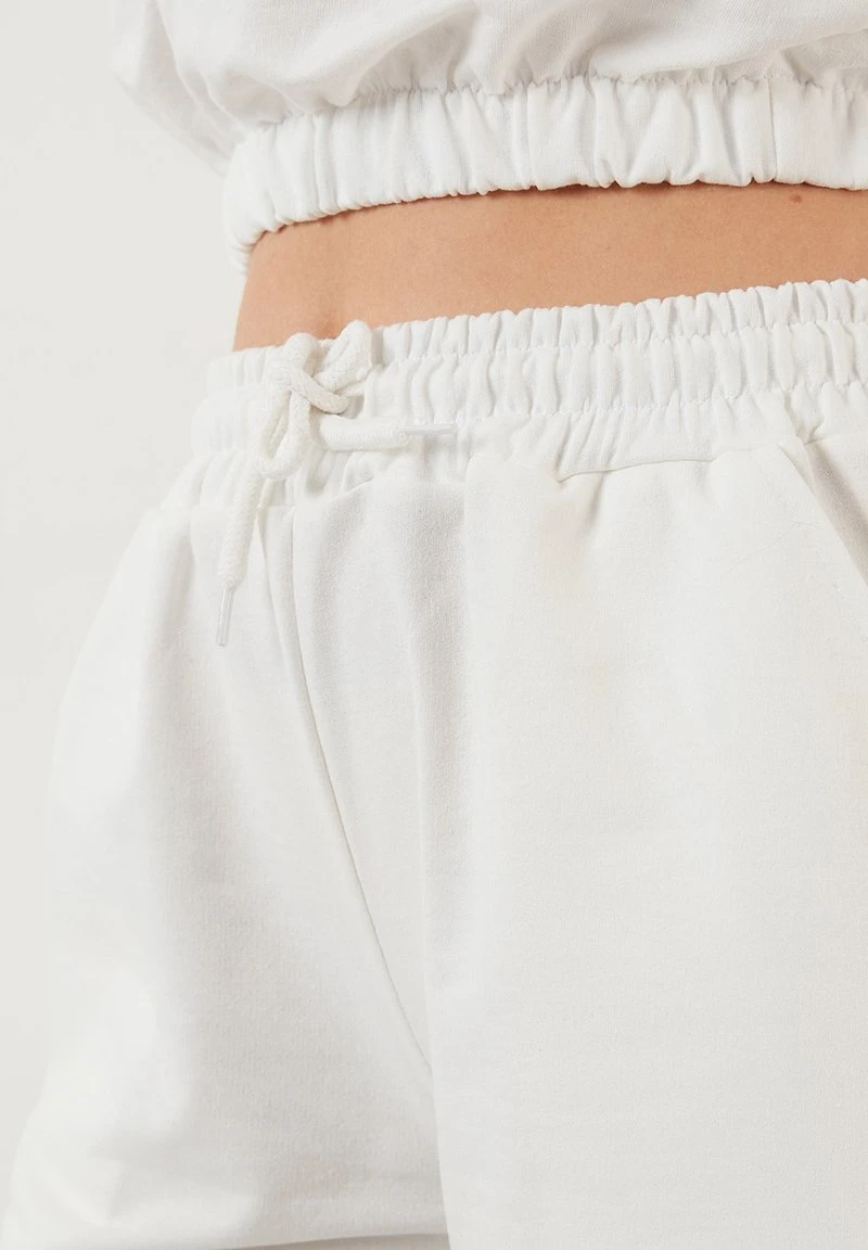 CROP - Shorts - ecru LELA CROP - Shorts - Ecru , Mujer -LELA Ventas 2024 13d9ff3e43c94a728c68b510d809b112