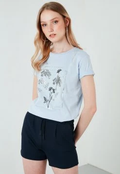 LELA Camiseta Estampada - Baby Blue , Mujer 2 LELA Camiseta Estampada - Baby Blue , Mujer -LELA Ventas 2024 148bbc615c1a40aba24f1c40f7aaab5e