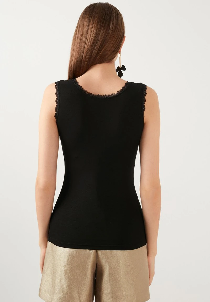 LELA SQUARE NECK LACE DETAILED ATHLETE - Top - Black , Mujer 2 LELA SQUARE NECK LACE DETAILED ATHLETE - Top - Black , Mujer - Imagen 2