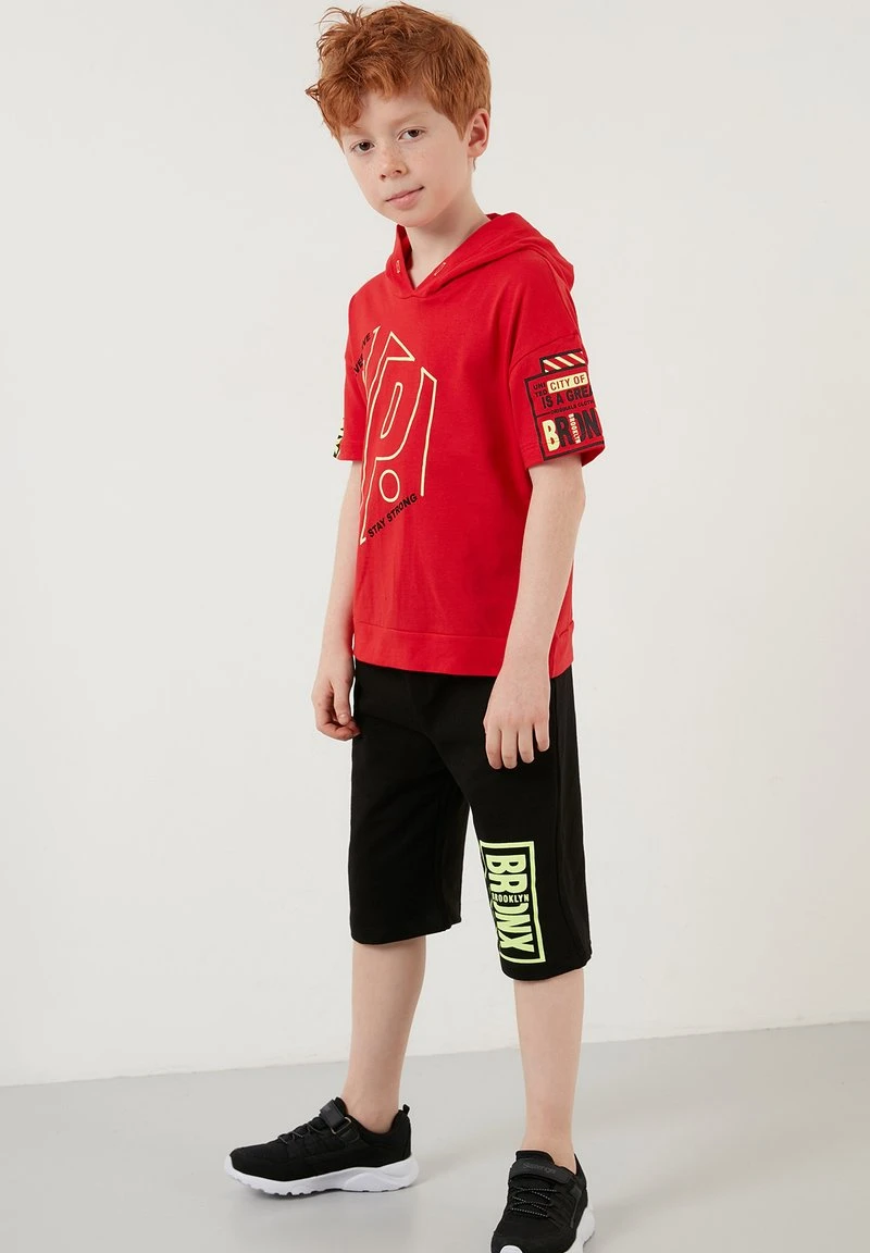 LELA REGULAR FIT T-SHIRT AND SHORTS - Shorts - Red , Niños 2 LELA REGULAR FIT T-SHIRT AND SHORTS - Shorts - Red , Niños - Imagen 2