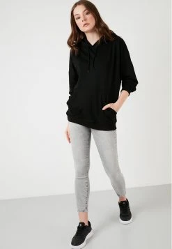 LELA Jersey Con Capucha - Black, Mujer 1 LELA Jersey Con Capucha - Black, Mujer -LELA Ventas 2024 1b77cc8d2c6145e58329b90b9ef0f4ff