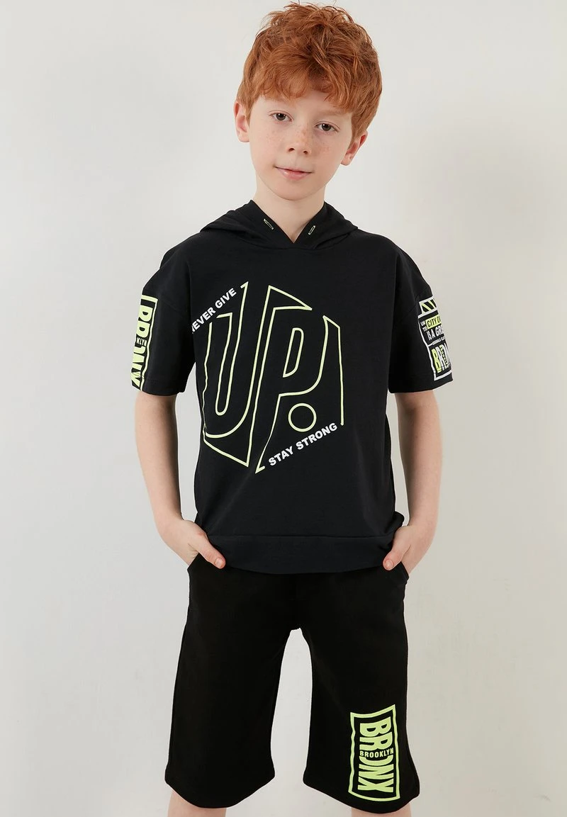 LELA REGULAR FIT T-SHIRT AND SHORTS - Shorts - Black , Niños 1 LELA REGULAR FIT T-SHIRT AND SHORTS - Shorts - Black , Niños