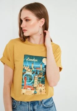 LELA Camiseta Estampada - Mustard Color , Mujer 3 LELA Camiseta Estampada - Mustard Color , Mujer -LELA Ventas 2024 1d07e2cf90eb4ec5bc8b8efa46d318f9