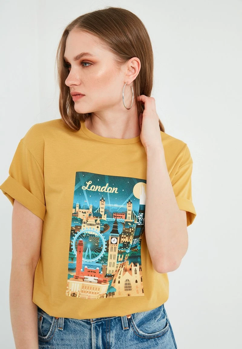 Camiseta estampada - mustard color LELA Camiseta Estampada - Mustard Color , Mujer -LELA Ventas 2024 1d07e2cf90eb4ec5bc8b8efa46d318f9