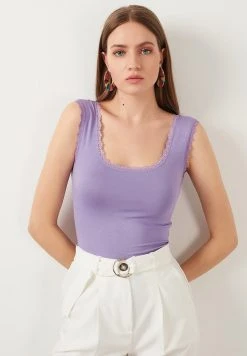 LELA SQUARE NECK LACE DETAILED ATHLETE - Top - Lilac , Mujer 7 LELA SQUARE NECK LACE DETAILED ATHLETE - Top - Lilac , Mujer -LELA Ventas 2024 1f5ca3b7ad3b49849374bc8fb786df63