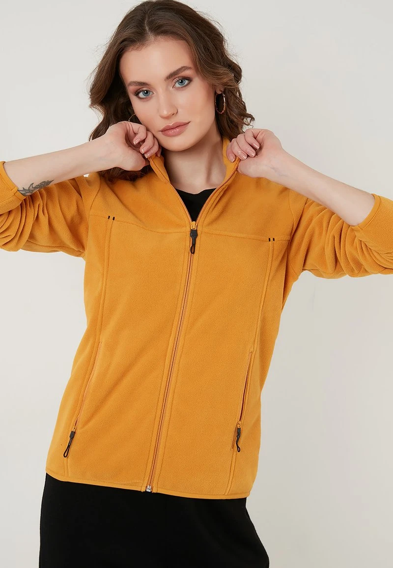 HIGH COLLAR ZIPPER - Forro polar - mustard color LELA HIGH COLLAR ZIPPER - Forro Polar - Mustard Color , Mujer -LELA Ventas 2024 2319076500c04e6b8115330380b3347a