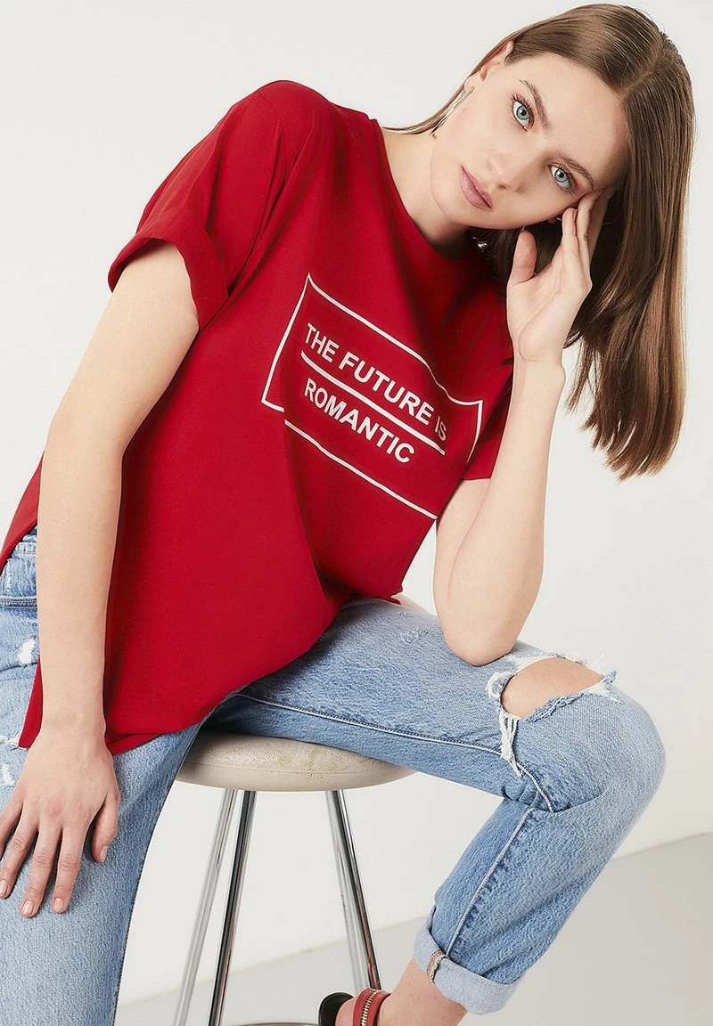OVERSIZED - Camiseta estampada - red LELA OVERSIZED - Camiseta Estampada - Red , Mujer -LELA Ventas 2024 27f00041051746e0965a3b58eb65687f