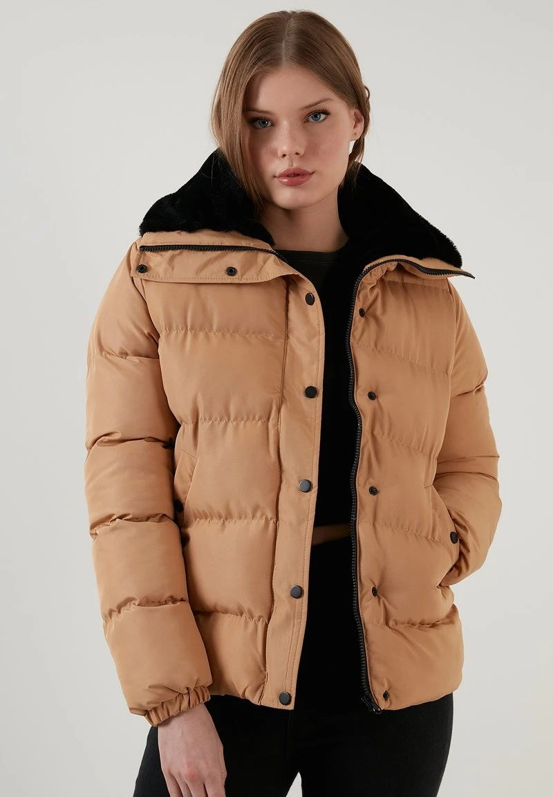 HIGH COLLAR INFLATABLE - Chaqueta de invierno - camel LELA HIGH COLLAR INFLATABLE - Chaqueta De Invierno - Camel , Mujer -LELA Ventas 2024 2a82e3fa0f92457aa9d8fa618b02ea36