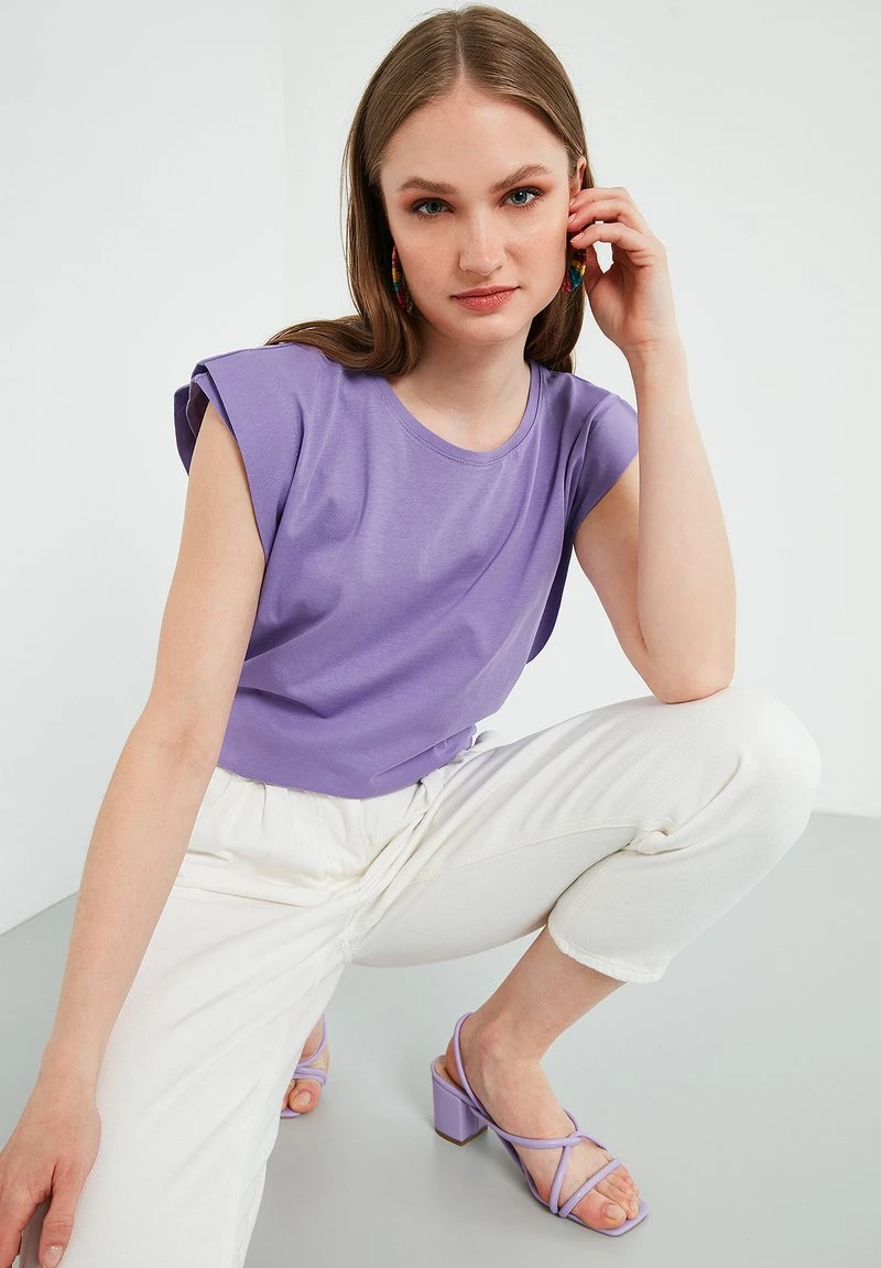 LELA Camiseta Básica - Lilac , Mujer 4 LELA Camiseta Básica - Lilac , Mujer - Imagen 4