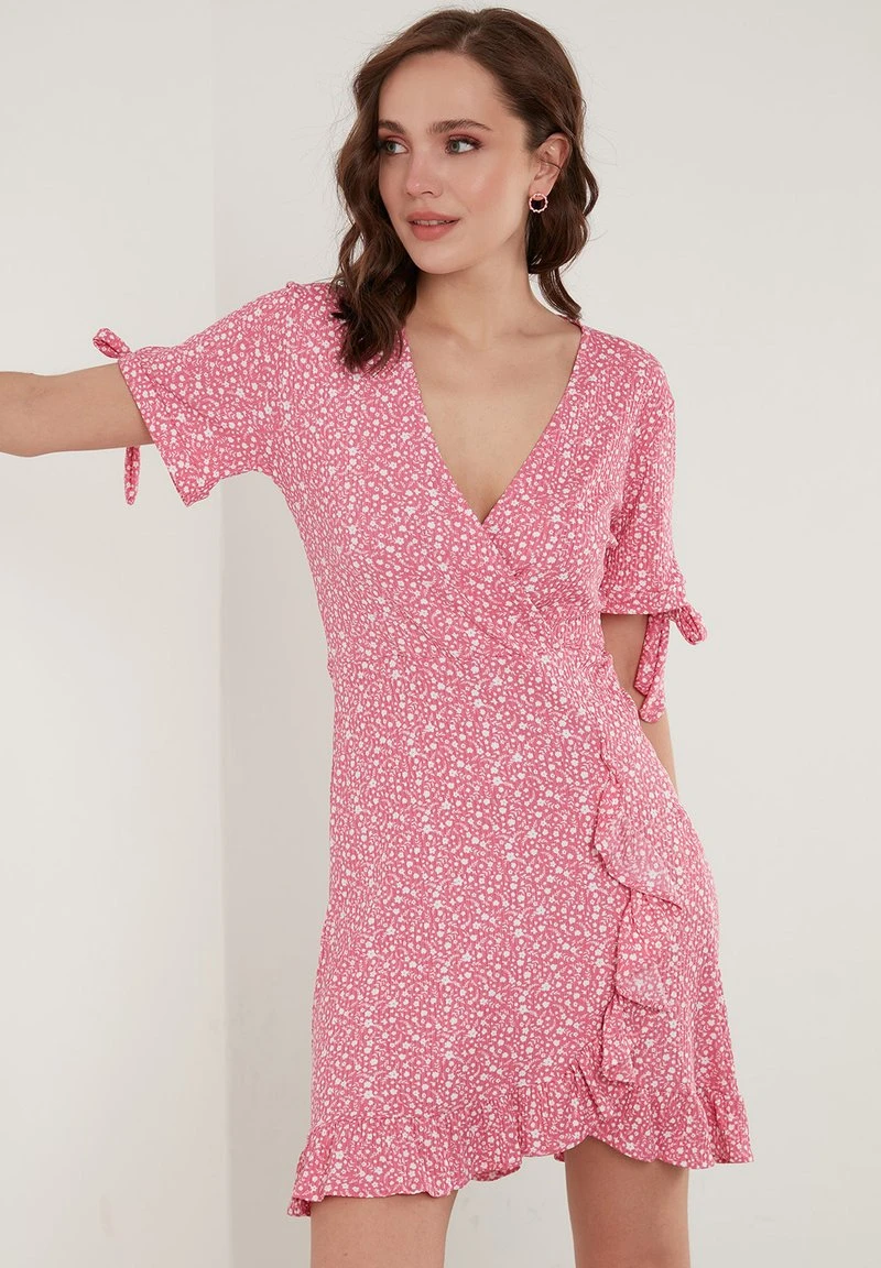 LELA FLORAL RUFFLE DETAIL - Vestido Informal - Fuchsia , Mujer 1 LELA FLORAL RUFFLE DETAIL - Vestido Informal - Fuchsia , Mujer