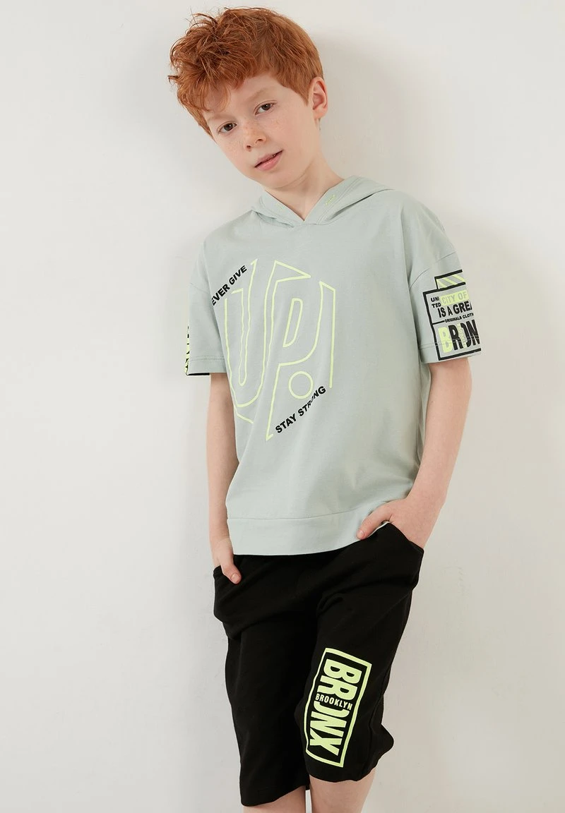 REGULAR FIT T-SHIRT AND SHORTS - Shorts - green LELA REGULAR FIT T-SHIRT AND SHORTS - Shorts - Green , Niños -LELA Ventas 2024 341ef7def00244c7aa7166d66621e440