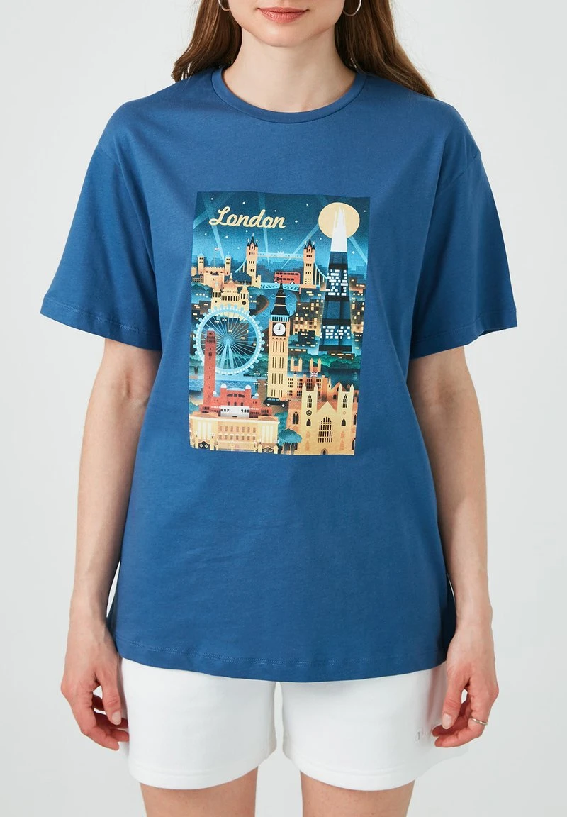 Camiseta estampada - indigo LELA Camiseta Estampada - Indigo, Mujer -LELA Ventas 2024 346898b904bd4016b0da20b9e6d92aa1