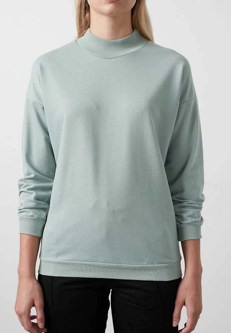 LELA HIGH COLLAR BASIC SWEATSHIRT - Sudadera - Almond Green, Mujer 4 LELA HIGH COLLAR BASIC SWEATSHIRT - Sudadera - Almond Green, Mujer - Imagen 4