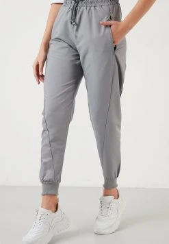 LELA Pantalones Deportivos - Grey , Mujer 3 LELA Pantalones Deportivos - Grey , Mujer -LELA Ventas 2024 38ca5db5fef14de690b59d10f2d2af77