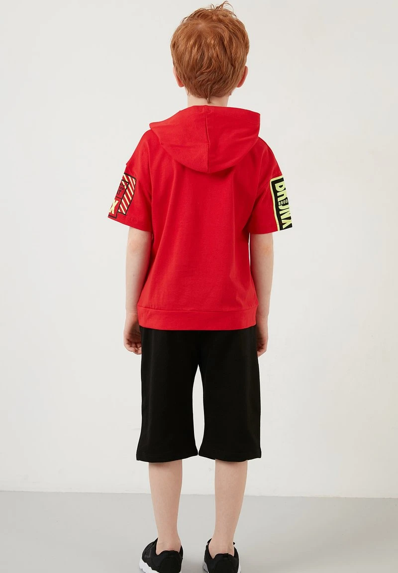 LELA REGULAR FIT T-SHIRT AND SHORTS - Shorts - Red , Niños 3 LELA REGULAR FIT T-SHIRT AND SHORTS - Shorts - Red , Niños - Imagen 3