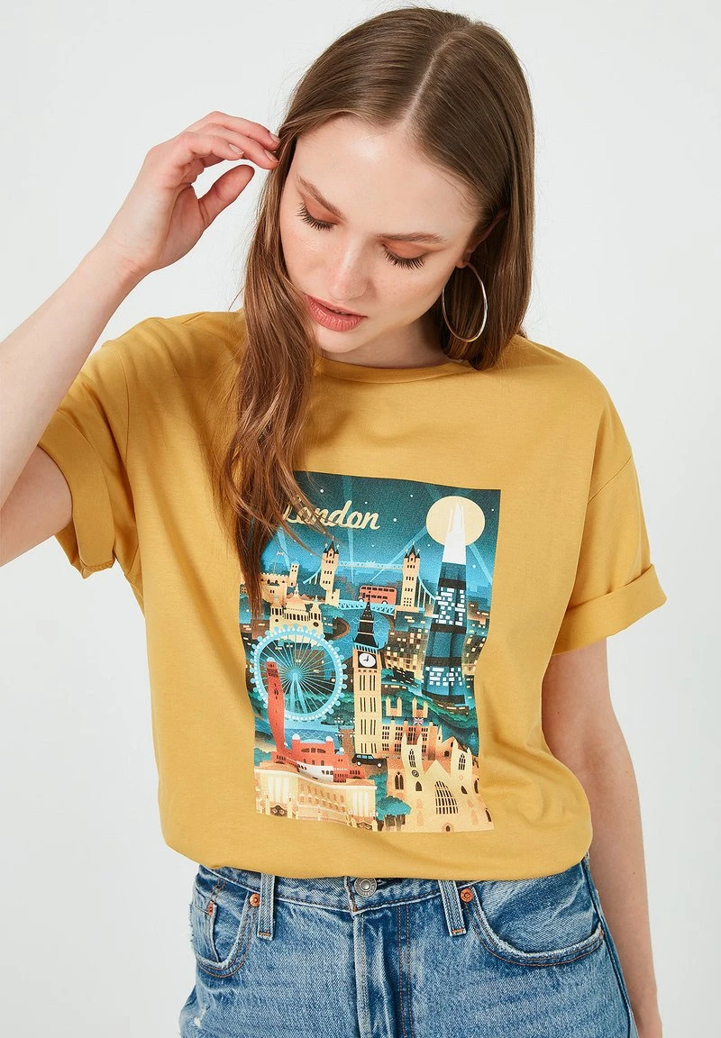 Camiseta estampada - mustard color LELA Camiseta Estampada - Mustard Color , Mujer -LELA Ventas 2024 3d1d94c9659c4487b35ba3bb4d9cc48a