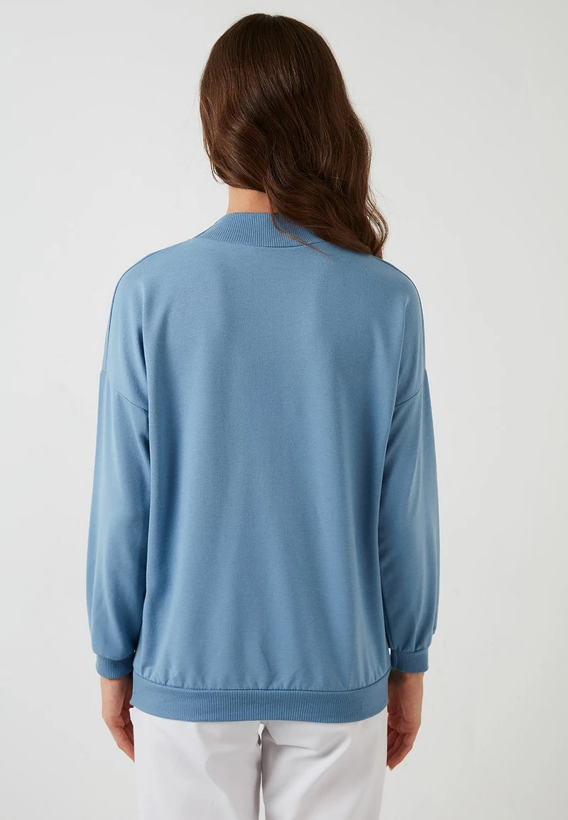 LELA HIGH COLLAR BASIC SWEATSHIRT - Sudadera - Blue , Mujer 2 LELA HIGH COLLAR BASIC SWEATSHIRT - Sudadera - Blue , Mujer - Imagen 2