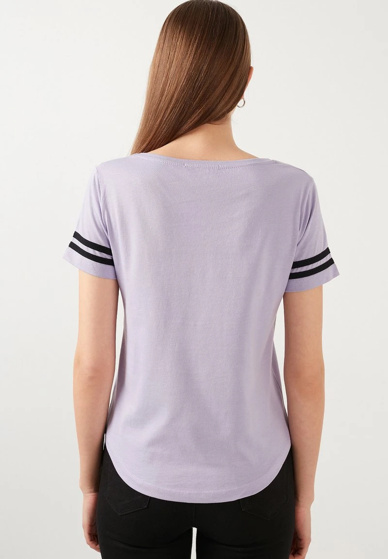 LELA Camiseta Estampada - Lilac , Mujer 2 LELA Camiseta Estampada - Lilac , Mujer - Imagen 2