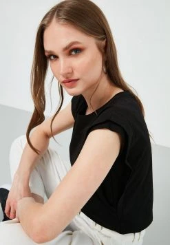 LELA Camiseta Básica - Black , Mujer 3 LELA Camiseta Básica - Black , Mujer -LELA Ventas 2024 3f652c9b8d144be19aad6da8207064ba