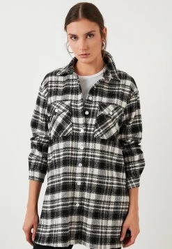 LELA Camisa - Black , Mujer 2 LELA Camisa - Black , Mujer -LELA Ventas 2024 401f506db1fb4f4c99f3e1e97fec0c75