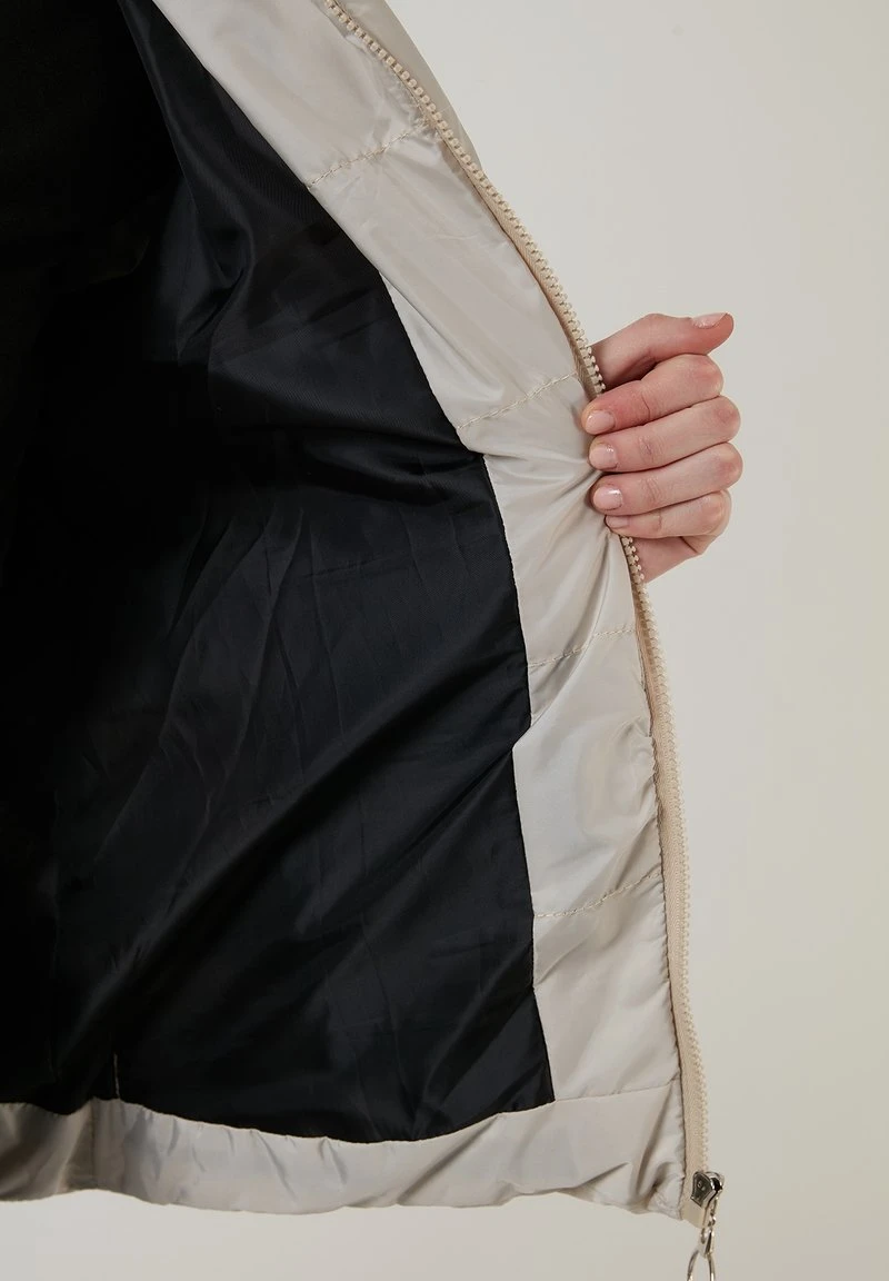 Chaleco - stone colored LELA Chaleco - Stone Colored , Mujer -LELA Ventas 2024 4196d346153042998329686237e06ab4