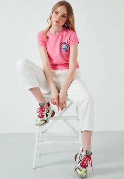 LELA REGULAR FIT - Camiseta Estampada - Pink , Mujer 4 LELA REGULAR FIT - Camiseta Estampada - Pink , Mujer -LELA Ventas 2024 43fb01223ece4d769f860c694511dc90