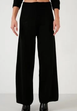 LELA SET - Jersey Con Capucha - Black, Mujer 2 LELA SET - Jersey Con Capucha - Black, Mujer -LELA Ventas 2024 44270dff145c44d3a13e5e53e9fc1cca