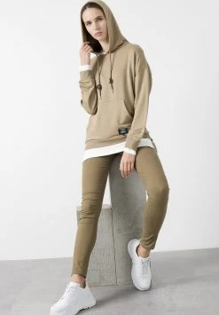 LELA Jersey Con Capucha - Khaki , Mujer 3 LELA Jersey Con Capucha - Khaki , Mujer -LELA Ventas 2024 44697b0e1d284e639bf121314019eff4