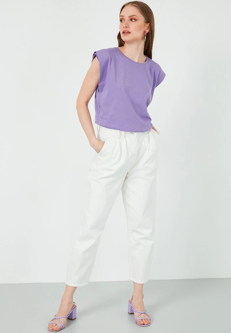LELA Camiseta Básica - Lilac , Mujer 2 LELA Camiseta Básica - Lilac , Mujer - Imagen 2