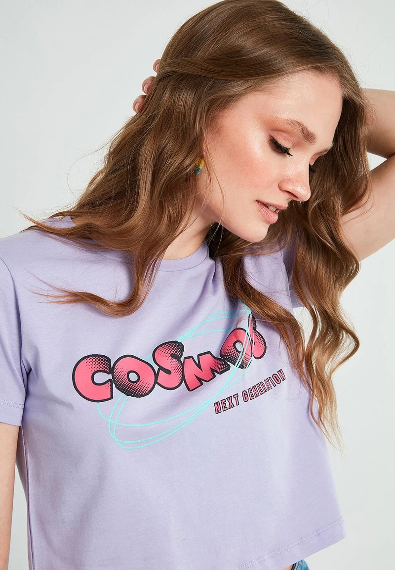 LELA Camiseta Estampada - Lilac, Mujer 4 LELA Camiseta Estampada - Lilac, Mujer - Imagen 4