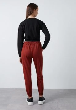 LELA Pantalones Deportivos - Brick Red , Mujer -LELA Ventas 2024 490a42cb7a1e4255a33f4f80296b89ab