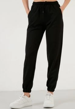 LELA Pantalones Deportivos - Black , Mujer 3 LELA Pantalones Deportivos - Black , Mujer -LELA Ventas 2024 49c8c228cdd84e3c807a1774d821e90d