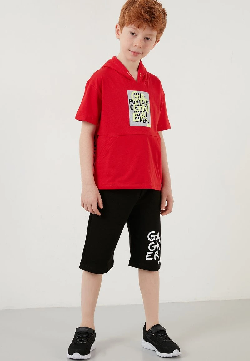 LELA REGULAR FIT T-SHIRT AND SHORTS - Shorts - Red , Niños 1 LELA REGULAR FIT T-SHIRT AND SHORTS - Shorts - Red , Niños