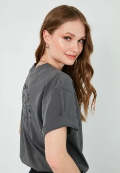 LELA Camiseta Estampada - Anthracite , Mujer -LELA Ventas 2024 4ce3e534af8348f590b01e654de8fc9a