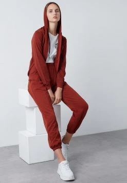 LELA Sudadera - Brick Red, Mujer 3 LELA Sudadera - Brick Red, Mujer -LELA Ventas 2024 51d1c1a1c7964ab6a6bcf7df7b68ee31