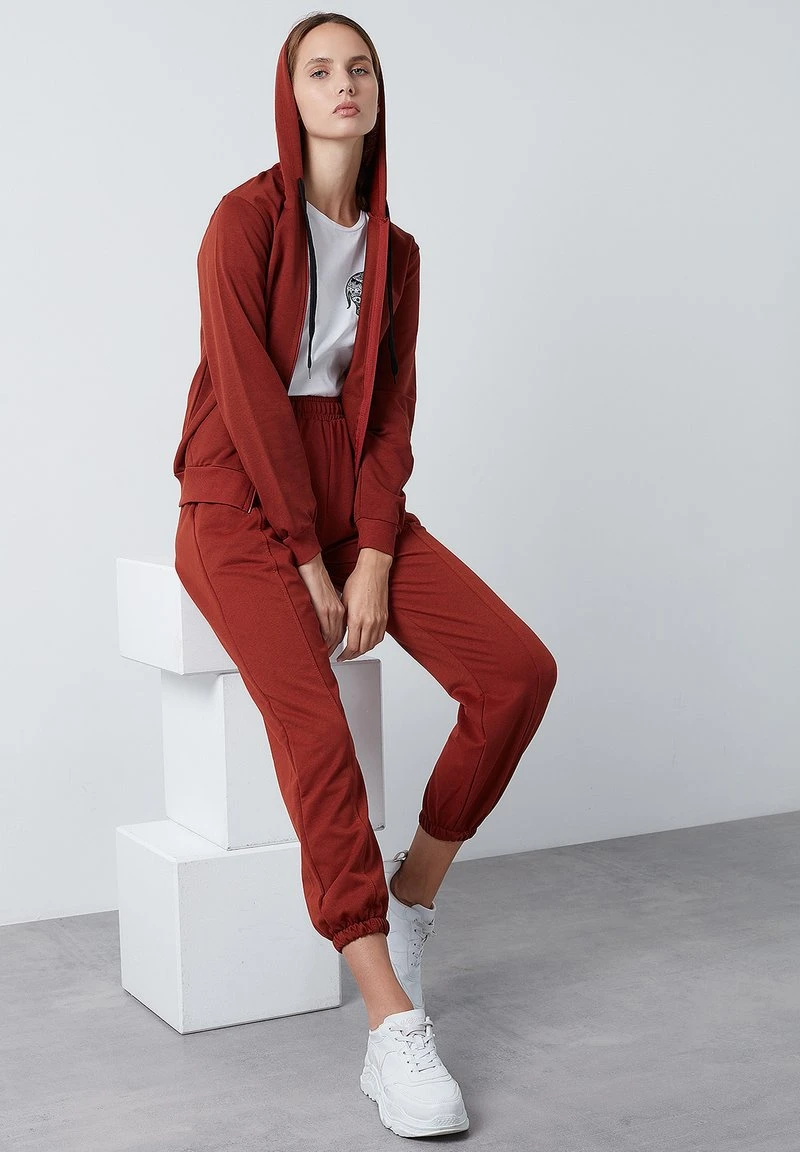 Sudadera - brick red LELA Sudadera - Brick Red, Mujer -LELA Ventas 2024 51d1c1a1c7964ab6a6bcf7df7b68ee31