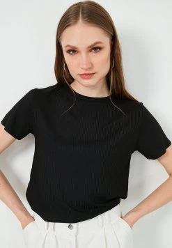 LELA Camiseta Estampada - Black , Mujer 2 LELA Camiseta Estampada - Black , Mujer -LELA Ventas 2024 53b6452d1872425293911d3dcc863c5e